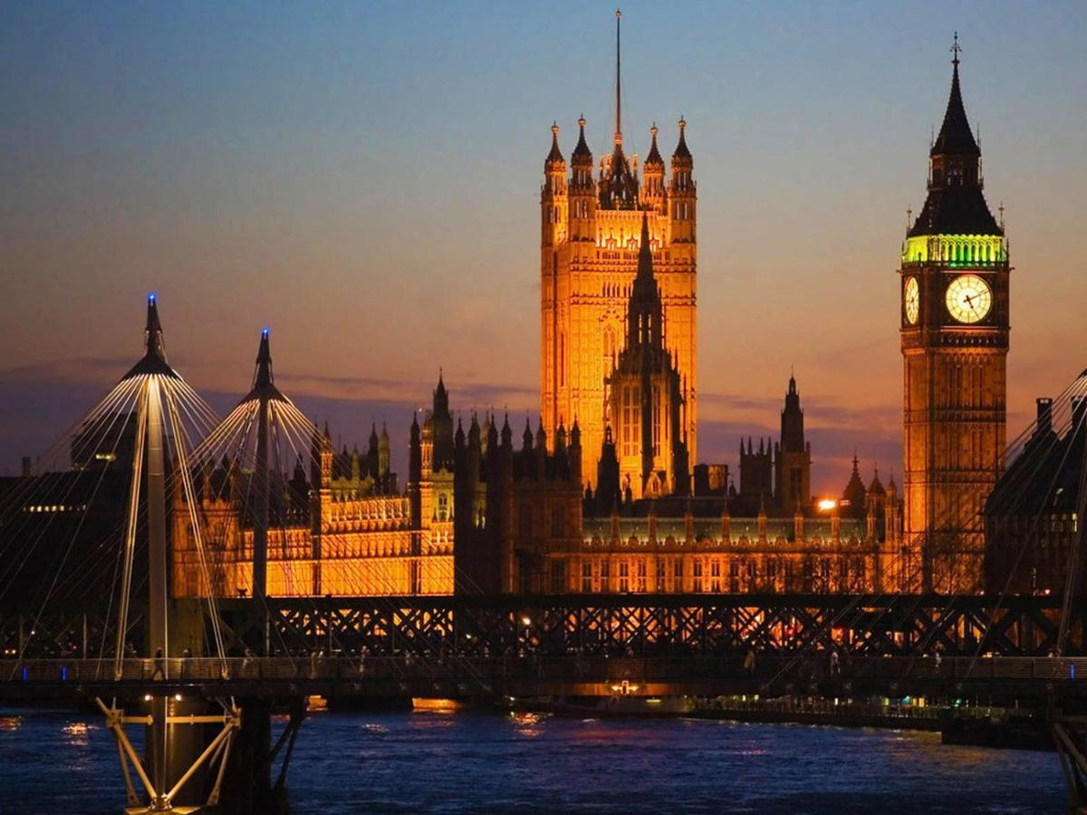 Oval * Londra
